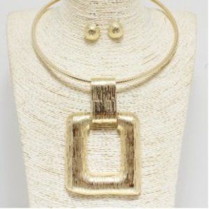 WOMEN'S SQUARE PENDAT GORGEOUS CHOKER WITH STUDS